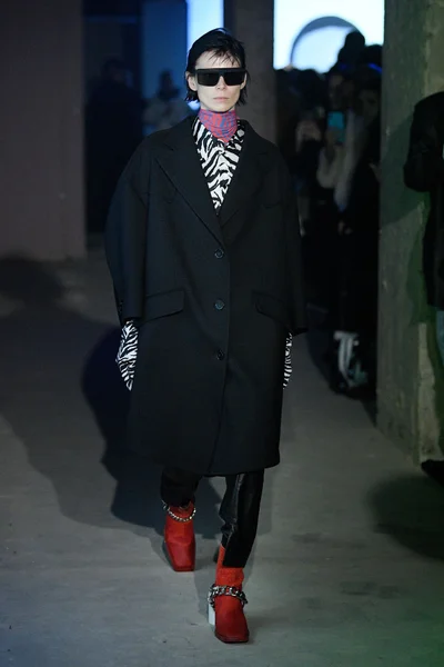 Look 16